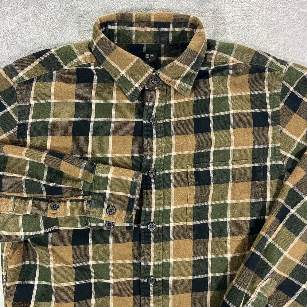 UNIQLO Flannel Shirt Mens Small Green Tan Plaid Long Sleeve Button Up Outdoors